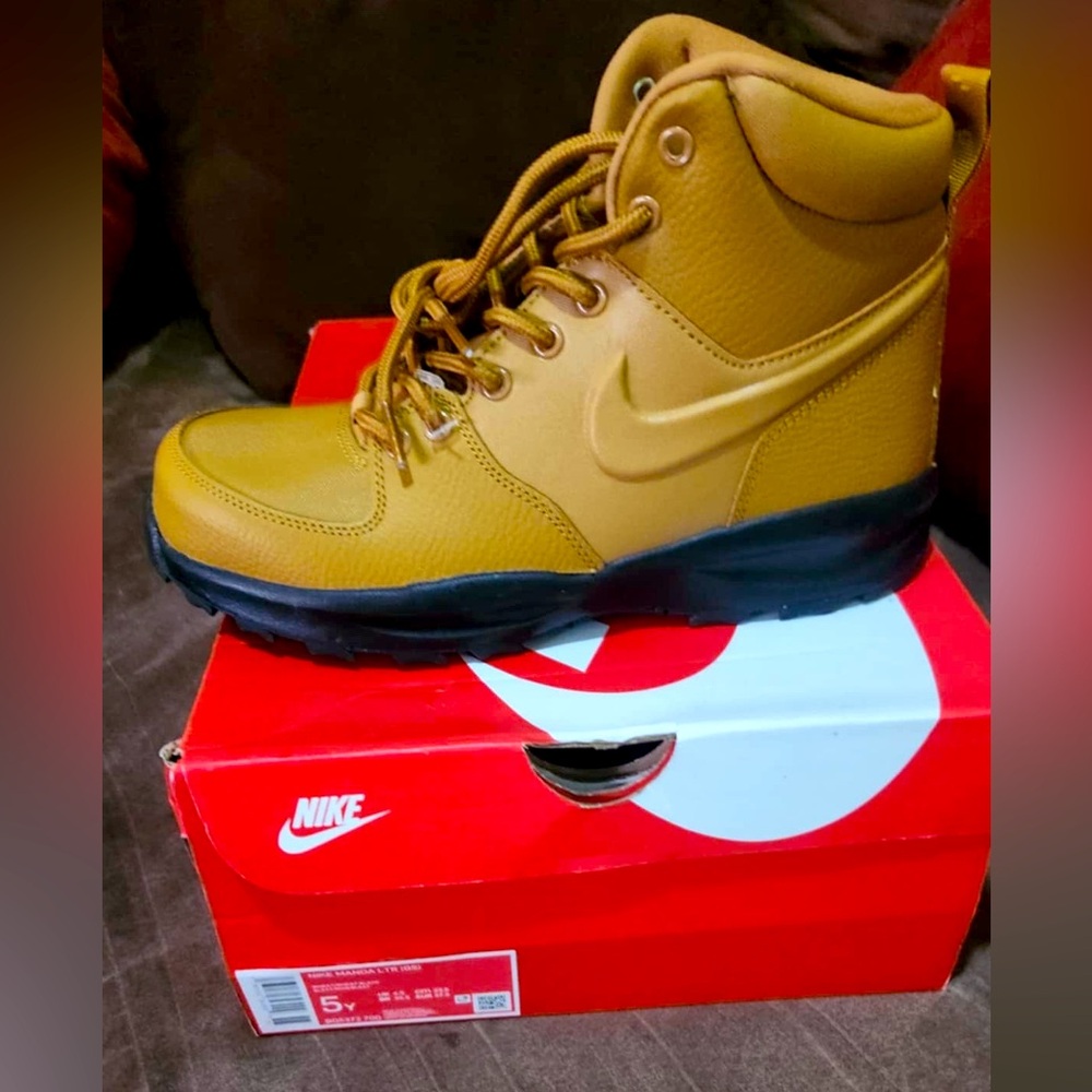 New in box Nike boys boots